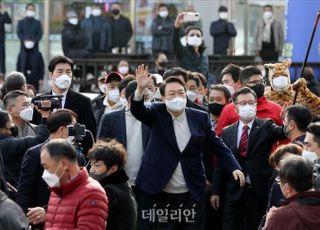 [현장] 윤석열, 속초 대포항 찾아 "강원도를 경제특별자치도로 바꾸겠다"