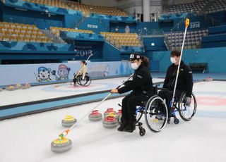 KT스카이라이프, 중증장애인에 맞춤제작 휠체어 전달