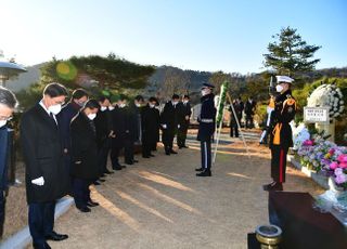 포스코, 박태준 명예회장 10주기 추도…“100년 기업 우뚝설 것”