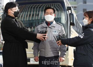 또 고개 숙인 경찰청장 "신변보호 대상 가족 살해, 명복 빌고 안타까워"