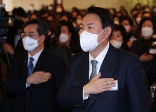 국민의례하는 윤석열-김동연