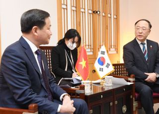 홍남기, 베트남에 핵심 품목 ‘공급망 협력 강화’ 제안