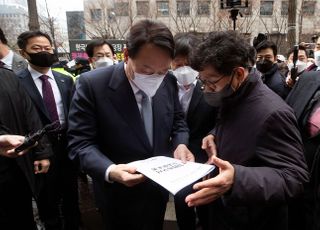 윤석열 후보에게 ‘근로기준법 개정 촉구 입법청원서’ 설명하는 한상균