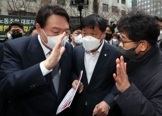 근로기준법 개정 촉구 입법청원서 전달 받은 윤석열