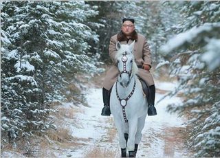 김정은 집권 10년…정권은 '안'으로 주민은 '밖'으로