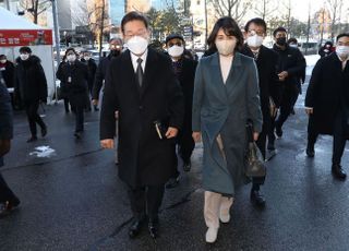 부인 김혜경씨와 예배 참석하는 이재명 후보