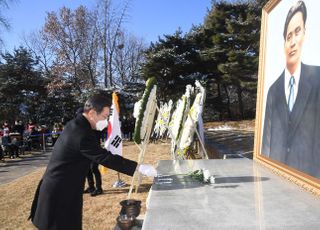 윤봉길 의사 순국 89주기 추모식 헌화하는 이재명