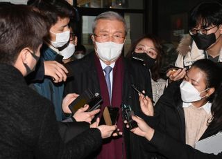 답변하는 김종인 국민의힘 총괄선거대책위원장