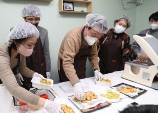 윤석열, 고아권익연대 찾아 반찬 나눔 봉사활동 