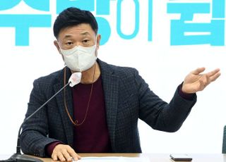 '재명C와 혜경C가 부른 코로나19 극복 응원 영상' 설명하는 김영희 홍보소통본부장