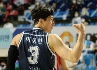 KBL, 이정현 500경기 출장 시 기념상 시상