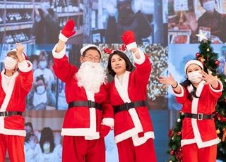 이재명, 성탄절 맞아 김혜경 씨와 '산타 복장'에 캐럴 선보여