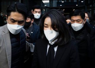 국민의힘 당사 나서는 윤석열 부인 김건희