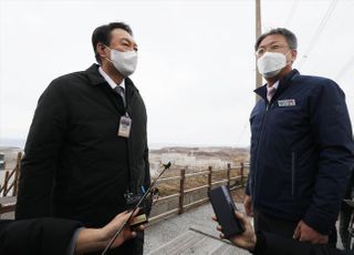 신한울 3·4호기 원전 공사 현장 둘러보는 윤석열