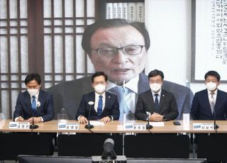 與 "신년 추경 추진…코로나 피해 선지급·선보상"