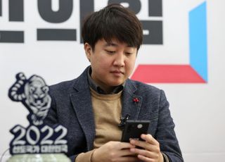 신지예 새시대준비위 수석부위원장 사퇴 소식 보는 이준석 대표