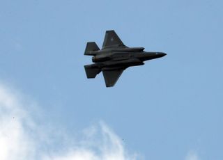 공군 "F-35A 전투기, 랜딩기어 문제로 활주로 비상착륙"