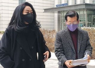 재판정 밖 김부선 "아주대의 이재명 신체검사 '밀실 검증'…믿을 수 없다"