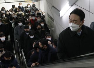 지하철 9호선 타고 여의도 당사로 출근하는 윤석열