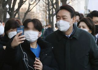 지지자와 함께 기념촬영하는 윤석열