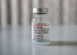 미국서 고개는 4차 백신 접종론...CDC “3차 접종 우선”