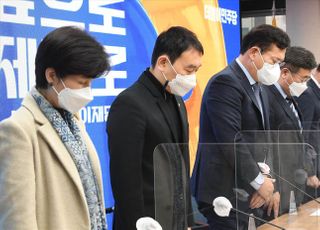 이한열 열사 모친 고 배은심 여사에 대해 묵념하는 더불어민주당