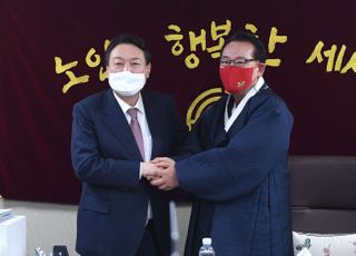 김호일 대한노인회 회장과 악수하는 윤석열 대선 후보