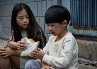 "먹고 싶은 것 다 담으렴"…편의점서 돈 없어 망설이는 어린 남매 본 남성이 한 선행