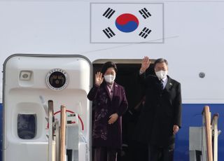 문대통령, 중동 3개국 순방…UAE로 출국