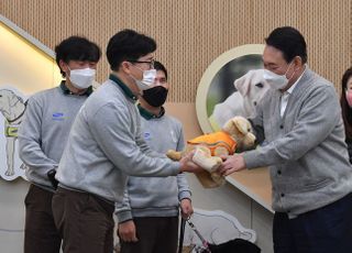 강아지 인형 선물 받는 윤석열