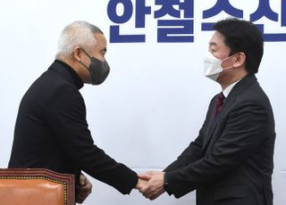 최진석 교수와 인사하는 안철수 후보