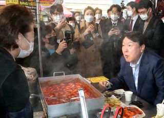 윤석열 '심쿵공약'…"건강진단결과서(보건증) 발급 무료화"