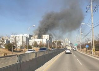 [속보] 충북 청주 자동차배터리 공장서 화재 발생…경찰 "1명 구조·4명 갇혀"