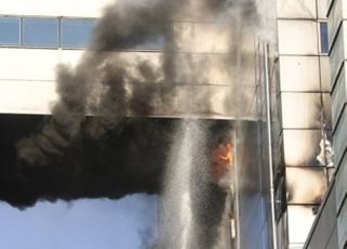 청주 에코프로비엠 공장 대형 화재…직원 3명 구조·1명 고립