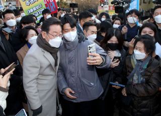 연남동 거리에서 시민들 만나는 이재명