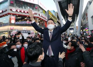 대전 중앙시장에서 인사하는 윤석열