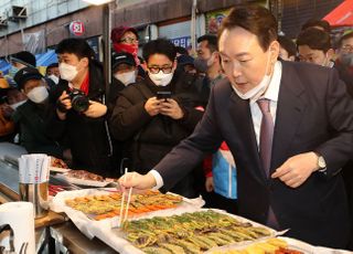 노릇노릇 익은 전 맛보는 윤석열