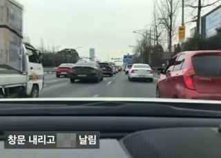 무리한 끼어들기 양보했더니 '손가락 욕'한 모닝 차주가 맞은 결말