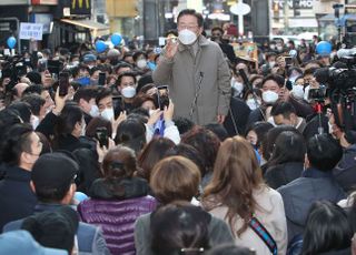 안성 찾아 거리 연설하는 이재명