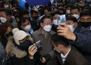 이재명 '시민들과 셀카'