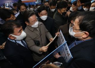 형제복지원 관련 간담회 신청서 받는 이재명