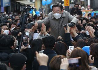 시민들과 악수하는 이재명