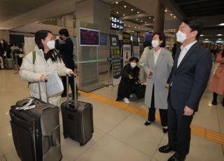 '가족 리스크' 없는 안철수, 딸 귀국에 마중