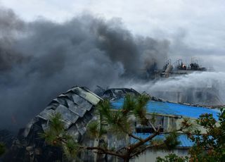 효성티앤씨 울산공장 화재 큰 불 잡아…진화작업 계속