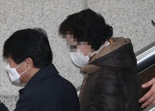 2심 무죄 선고 후 법원 나서는 윤석열 장모 최은순