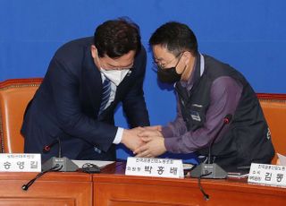 악수하는 송영길 대표와 박홍배 전국금융산업노조위원장