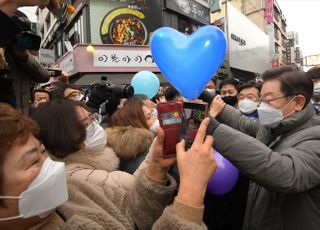 구리시민들과 인사하는 이재명