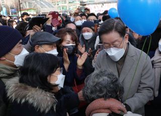 고양시민들과 인사 나누는 이재명