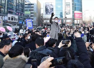 고양시민들에게 손 들어 인사하는 이재명