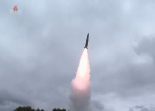 북한, 5분 만에 탄도미사일 2발 발사